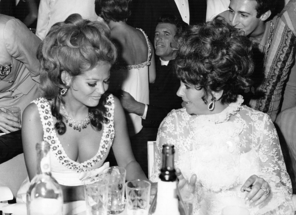 11 Σεπτεμβρίου 1967 και ηθοποιοί Elizabeth Taylor και Claudia Cardinale φωτογραφίζονται σε φιλανθρωπικό gala στη Βενετία κατά τη διάρκεια του Φεστιβάλ Κινηματογράφου.
