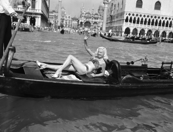 5 Μαΐου1995 και η Βρετανίδα ηθοποιός Diana Dors φορά μπικίνι από βιζόν και ποζάρει πάνω σε γόνδολα στην πλατεία του Αγίου Μάρκου κατά τη διάρκεια του φεστιβάλ της Βενετίας.
