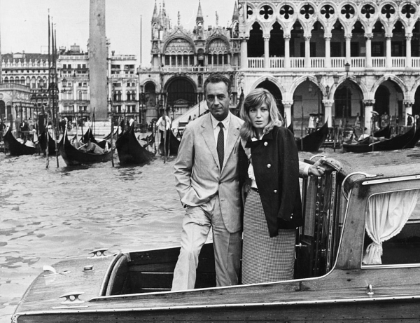 Δύο θρύλοι του παγκόσμιου σινεμά, η ηθοποιός Monica Vitti και ο σκηνοθέτης Michelangelo Antonioni, στέκονται πάνω στο σκάφος που τους οδηγεί στο Lido, για το Φεστιβάλ Βενετίας του 1962.
