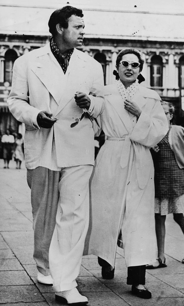  Ο Orson Welles και η Lea Padovani απολαμβάνουν τα αξιοθέατα της Βενετίας, κατά τη διάρκεια του Φεστιβάλ τον Αύγουστο του 1948.
