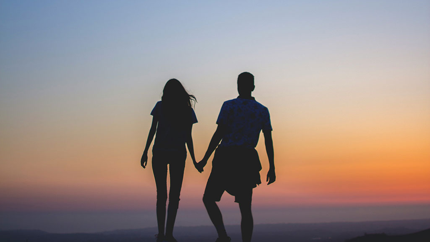 Ζευγάρι με φόντο ηλιοβασίλεμα