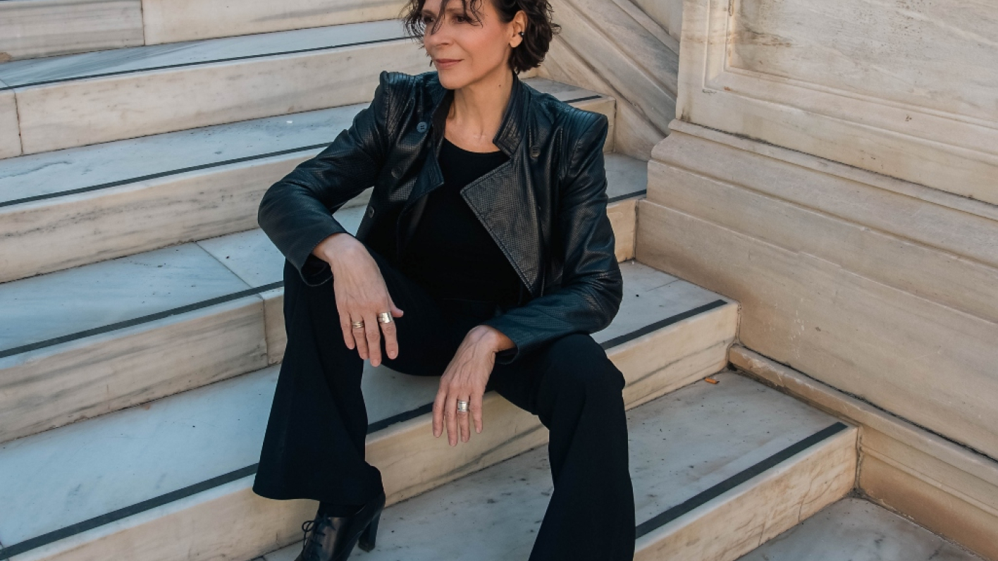 Στην κοινωνία του 2025, η Ράνια Σχίζα δεν χάνει την αυθεντικότητα και την αλήθεια της - “Το θέατρο είναι ένας καθρέφτης που πρέπει να ενοχλεί”