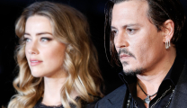 Γιατί ο Johnny Depp δεν κοιτά την Amber Heard κατά τη διάρκεια της δίκης; 