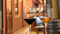 All the wine: Τα καλύτερα αθηναϊκά wine bars, η άνοδος των φυσικών κρασιών και οι προτάσεις του καλύτερου Έλληνα σομελιέ