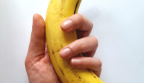 Αν δεν πλένεις τις μπανάνες σου πριν τις ξεφλουδίσεις, τις τρως εντελώς λάθος