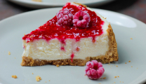 Αυτό το cheesecake με κακάο και βατόμουρα πρέπει οπωσδήποτε να το δοκιμάσεις