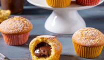 Τα πιο αφράτα muffins με κρυμμένη σοκολατένια έκπληξη