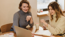 Η Gen Z κερδίζει περισσότερα χρήματα συγκριτικά με τους millennials στην ίδια ηλικία, σύμφωνα με νέα μελέτη