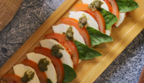 5 μυστικά για την τέλεια σαλάτα Caprese όπως την κάνουν στην Ιταλία