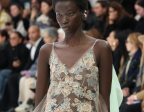 Fendi SS 2023 Couture: Η αβάσταχτη ελαφρότητα των φορεμάτων του Kim Jones