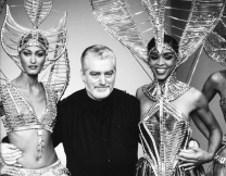 Οι iconic δημιουργίες του Πάκο Ραμπάν που αποδεικνύουν πως ήταν ένας από τους πιο ριζοσπαστικούς σχεδιαστές που γνώρισε ποτέ η μόδα