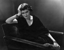 Coco Chanel, η γυναίκα που άλλαξε τα δεδομένα της μόδας – Οι σπουδαίες δημιουργίες της
