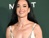 Κέιτι Πέρι: Αντί για κέρμα, έριξε… πιστωτική στη Φοντάνα ντι Τρέβι και έγινε viral