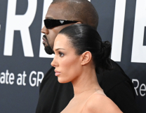 Η Μπιάνκα Σένσορι σε πολύ Μπρίτνεϊ Σπίαρς εμφάνιση με ολόσωμη φόρμα από κόκκινο λάτεξ