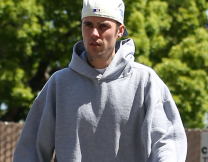 Η στιγμή που ο Τζάστιν Μπίμπερ πετάει μπουκάλι στους παπαράτσι