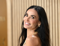 Η Ντέμι Μουρ χωρίς ίχνος μακιγιάζ «σπάει» τα στερεότυπα περί ομορφιάς και είναι απλώς iconic