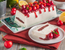 Semifreddo με γιαούρτι και κεράσια: Ένα δροσερό καλοκαιρινό γλυκό χωρίς ψήσιμο