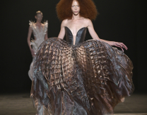 Το έργο της Iris van Herpen παρουσιάζεται σε μία νέα έκθεση, όπου η μόδα συναντά την τέχνη και την επιστήμη