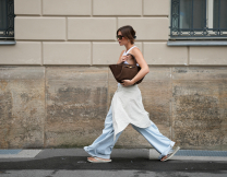 Ta baggy jeans επέστρεψαν και έχουμε 5 στιλάτους τρόπους για να τα φορέσεις και στις διακοπές