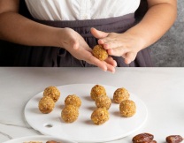 Φτιάξε τις πιο δροσιστικές energy balls με φυσικά υλικά και χωρίς ζάχαρη