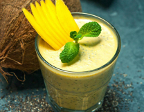 Αυτό το κρεμώδες smoothie με φράουλα, μάνγκο και σπόρους chia είναι πλούσιο σε φυτικές ίνες και αντιοξειδωτικά
