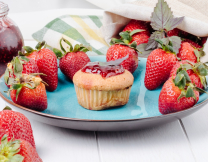 Αυτά τα muffins φράουλας με υψηλή περιεκτικότητα σε πρωτεΐνη είναι πεντανόστιμα