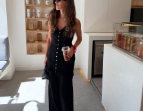 Σιδερωμένα ρούχα χωρίς σίδερο γίνεται; 7 τρόποι που θα «σώσουν» τα outfit σου