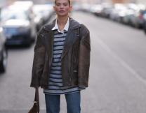 Rugby shirts: Η νέα εμμονή των fashion lovers φέρνει μια ανεπιτήδευτη χαλαρότητα και cool vibes σε κάθε εμφάνιση