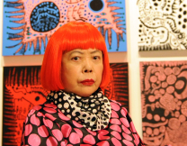 Μέσα στο σύμπαν της Yayoi Kusama, της πιο ριζοσπαστικής μορφής της avant-garde σκηνής