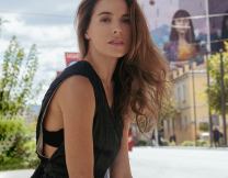 H Μελία Κράιλινγκ στο JennyGr: “Η τέχνη οφείλει να ταρακουνήσει μυαλά και να αλλάξει νοοτροπίες”