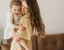 Το να ντύσεις το παιδί σου το πρωί, μπορεί να συγκριθεί με το να τρέξεις στον μαραθώνιο - Έρευνα αποκαλύπτει πόσες θερμίδες ξοδεύεις (με το καλημέρα σας)