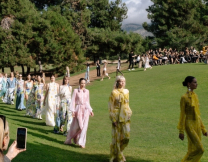 glo up like a pro in fashion: Μαζί με τo glo στο Zoulias Fashion Show!