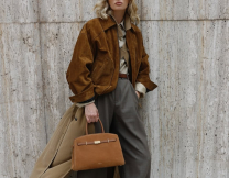 Αυτό είναι το χρώμα - τάση στα παπούτσια που θα απογειώσει το απλό blue jean σου - Δεν είναι το μπορντό, ούτε το μαύρο