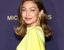 Η Τζίτζι Χαντίντ έδωσε την πιο cool εναλλακτική στις κλασικές rain boots – Πώς θα αντιγράψεις το look της