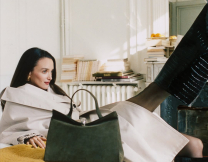 Mε πρωταγωνίστρια τη Σαρλότ Λε Μπον, ο Jacquemus παρουσιάζει τη τσάντα «Le Valérie», εμπνευσμένη από τη μητέρα του