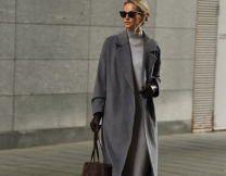 Το styling hack που επιλέγουν τα It Girls και μετατρέπουν το απλό παλτό σε iconic item