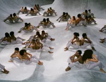 Η ιστορία πίσω από το εμβληματικό «Omini» logo της Kappa – Πώς ένα φωτογραφικό «λάθος» όρισε όλες τις αξίες του brand