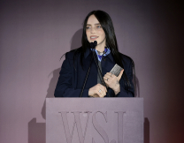 Η viral στιγμή της Μπίλι Άιλις στα WSJ Awards- «Δώστε τα λεφτά σας, μικρούληδες»