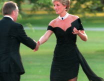 Η πριγκίπισσα Νταϊάνα επέστρεψε στο Παρίσι με νέο κέρινο ομοίωμα - Φορά το θρυλικό “revenge dress”, 28 χρόνια μετά τον θάνατό της