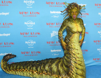 Χάιντι Κλουμ: Μεταμορφώθηκε σε επιβλητική Μέδουσα για χάρη του φετινού Heidiween