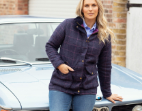 Γυναίκα με αυτοκίνητο