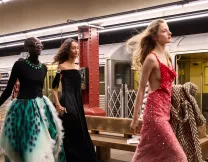 Ο οίκος Chanel το έκανε ξανά: Μετέτρεψε έναν εγκαταλελειμμένο σταθμό της Νέας Υόρκης σε πασαρέλα του