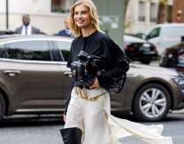 Το «αόρατο» αξεσουάρ που απογειώνει κάθε outfit (και έχεις ήδη στη ντουλάπα σου) γίνεται και πάλι statement