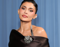 Η Κάιλι Τζένερ εμφανίστηκε με stylish κόκκινο leather jacket, αλλά όλα τα σχόλια αφορούσαν στο ντεκολτέ της