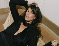 Τζιν σε ρεβεγιόν; Το μοδάτο twist στα denim που σου επιτρέπει να κάνεις το εορταστικό ντύσιμο comfy και συνάμα συναρπαστικό