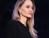 Η Αντζελίνα Τζολί δείχνει για πρώτη φορά την ουλή από τη διπλή μαστεκτομή στο εξώφυλλο του γαλλικού TIME