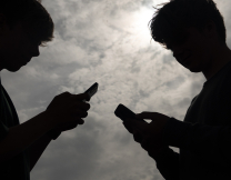 Πέντε πρακτικοί τρόποι για να περιορίσετε το ατελείωτο scrolling των παιδιών, σύμφωνα με ειδικούς