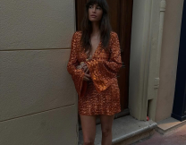 10 εντυπωσιακά σύνολα για το ρεβεγιόν των Χριστουγέννων: Από την παγιέτα μέχρι το βελούδο και το σαγηνευτικό μαύρο