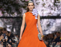 Ο Τζόναθαν Άντερσον και η «ανθισμένη» πρώτη του haute couture συλλογή για τον οίκο Dior