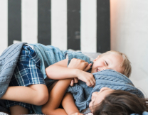 Επιτρέπεις στο παιδί να κοιμηθεί στο κρεβάτι σου; Ο απρόσμενος τρόπος που επηρεάζει θετικά την ανάπτυξή του